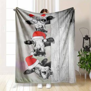 Christmas Cows Flannel Blanket， Festive Heifers Holiday Print， UltraSoft， Warm， Lightweight， Perfect for Cozying on the Couch， Spreading Cheer in Living Rooms， Adding Festive Charm to Bedrooms， Wonderful Christmas Gift.