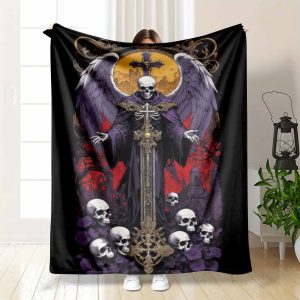 Futuristic Warrior Flannel Blanket with Golden Armor Art Print Design， Soft Cozy Warm Lightweight， Perfect for Sofa， Bedroom， Office， Camping， and Sci Fi Fans Gift